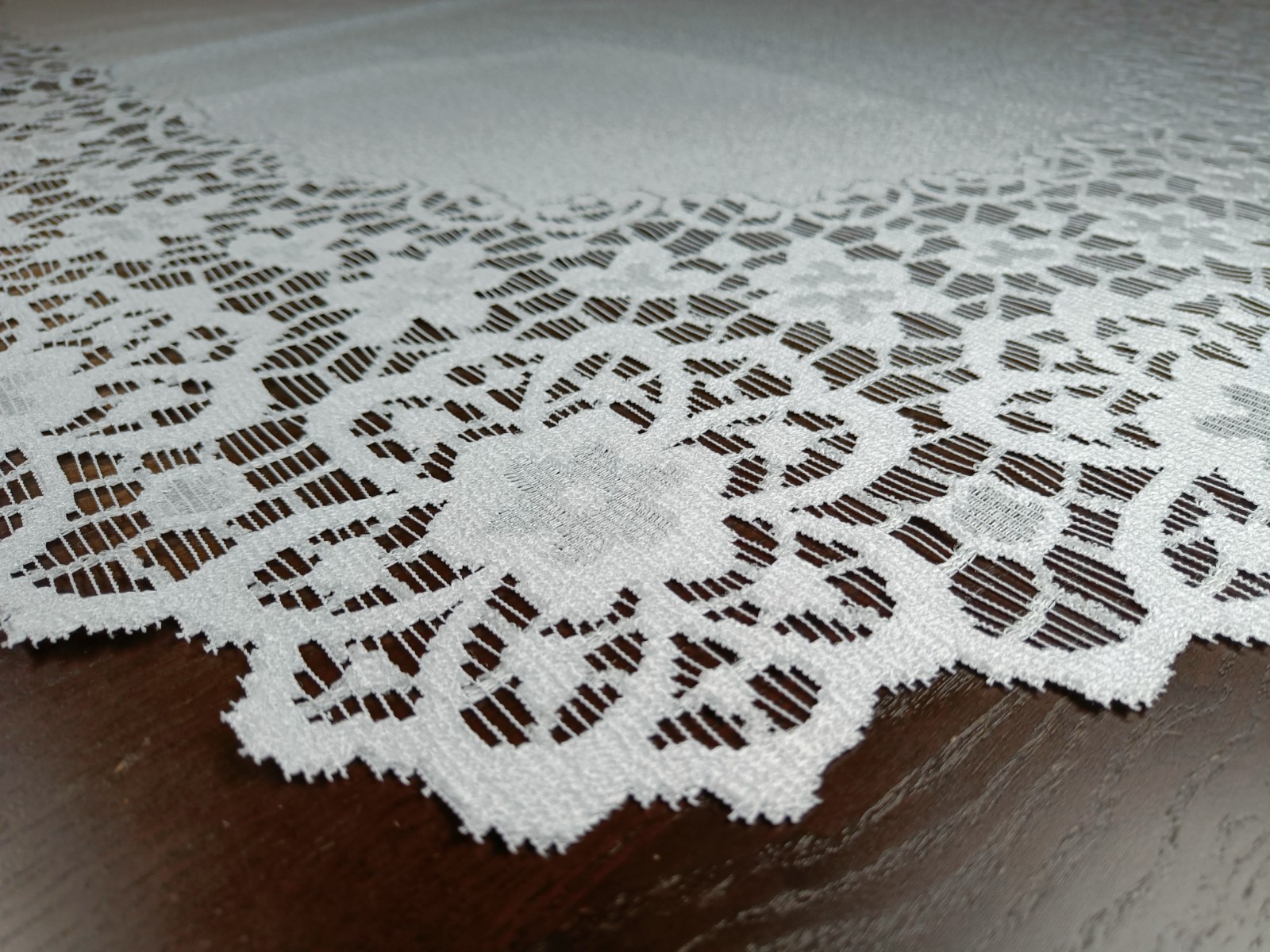 Weiße Tischdecke mit Stickerei Musterung – Bild 2